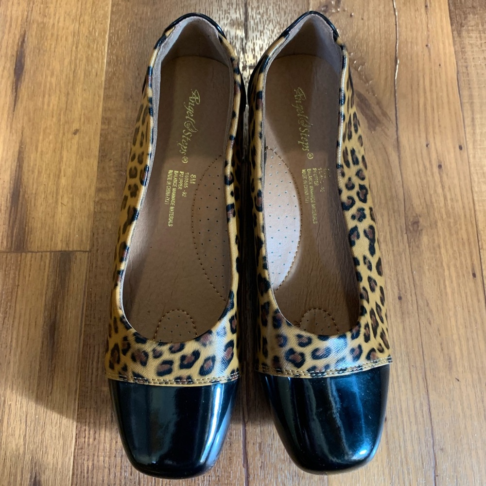 Angel Steps Leopard Print Slip on Flats. Size 8 EUC